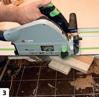 Litet växthus mot vägg: Såga de lutande gavlarna Litet växthus mot vägg: Såga de lutande gavlarna